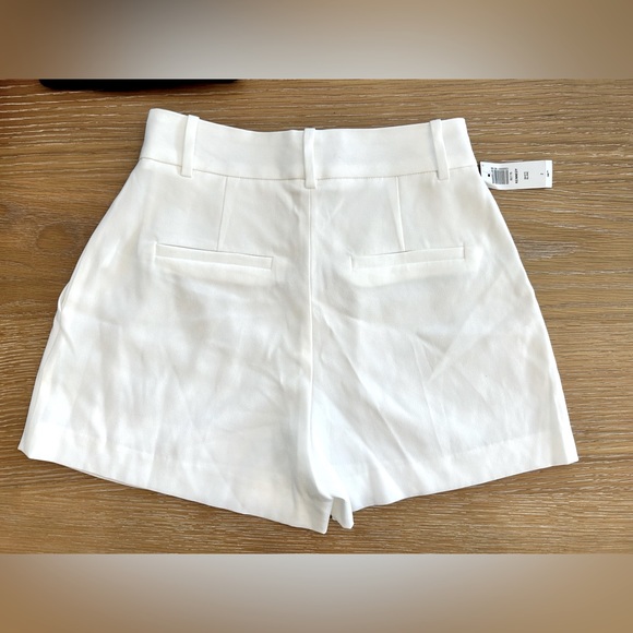 Aritzia Babaton 3'' Pleated Short in shade Espace - Picture 4 of 10